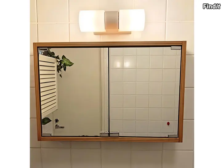 Säljes Badrumsskåp i trä