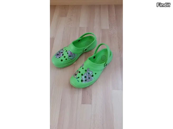 Myydään Crocs tyyliset rantasandaalit vihreät 40-41 3e