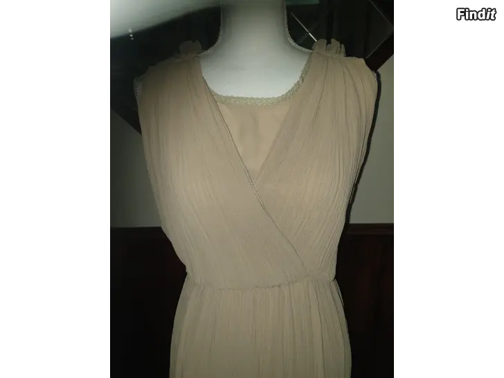 Myydään Käyttämätön beige pitsitetty laskosmekko S / M