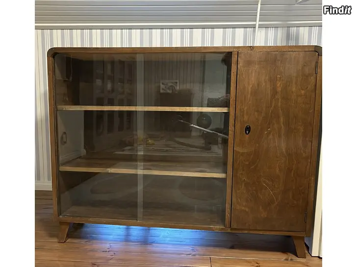 Säljes Funkis möbelserie vitrin, skrivbord, radiobord