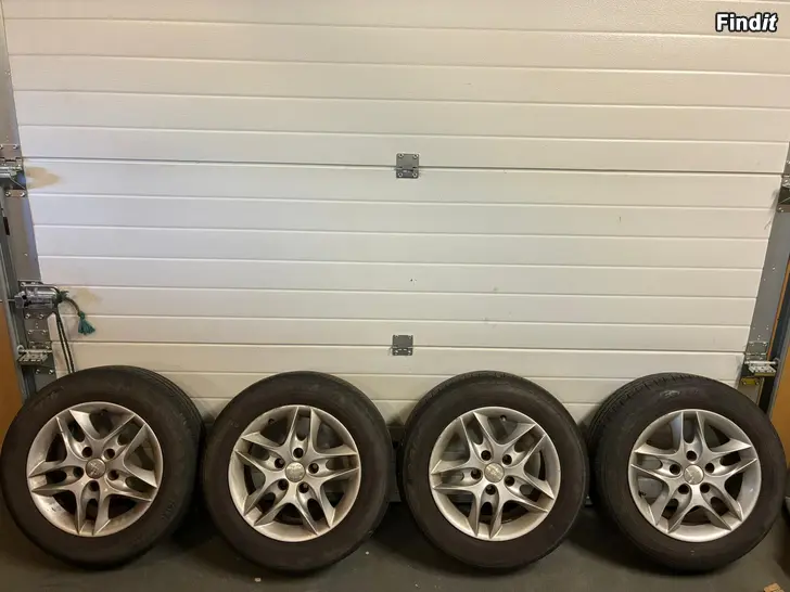 Säljes Sommar däck 4 x Lättmetallfälgar 195/65/R15 och 1 x plåtfälg 185/65/R15