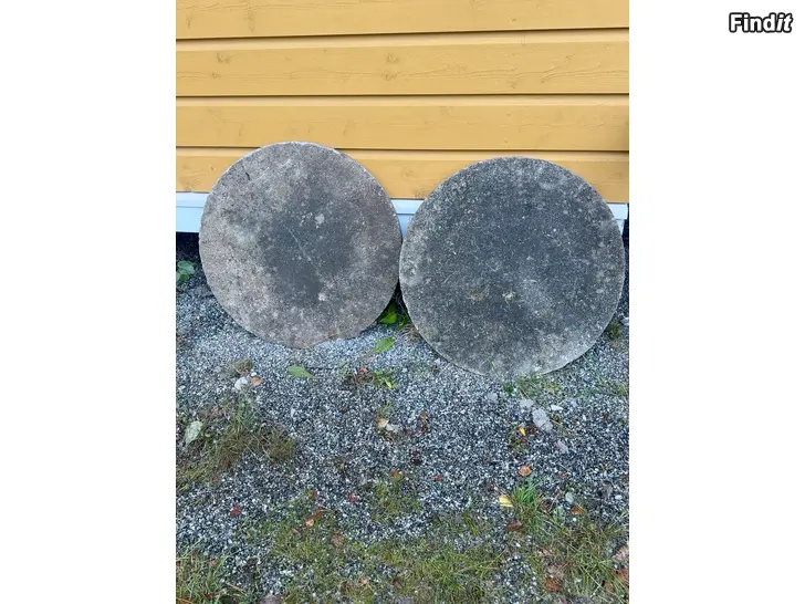 Säljes Septitank / slamavskiljare i plast med betonglock