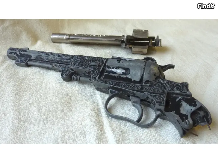 Säljes kaksi vanhaa leikkipyssyn osaa varaosiksi