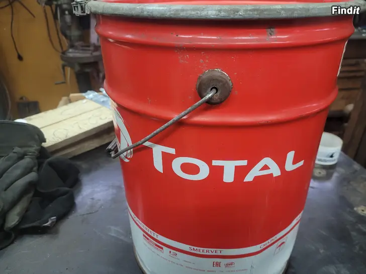 Säljes Vaselin/smörjfett 18kg  50kg, ca 500 kg + vaselinvagn/press