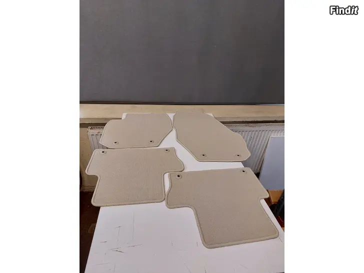 Myydään Volvo XC60 mk1 UUSI OEM  Tekstiilimattosarja BEIGE vm. 2009-2017