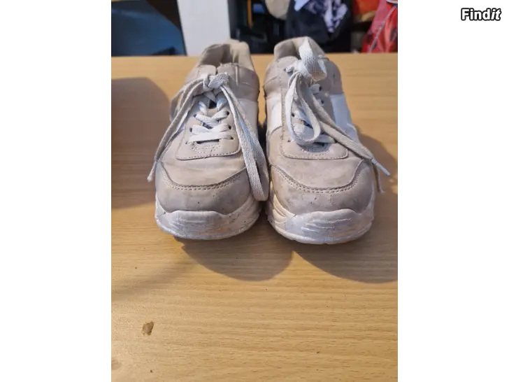 Säljes Skor st 33.....