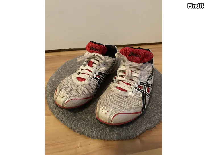 Säljes Spikskor Asics stl 36