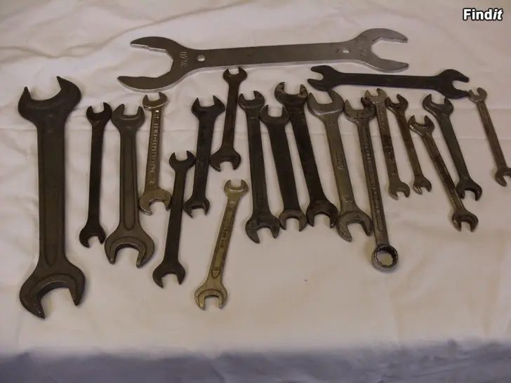 Säljes Gamla fasta nycklar mm