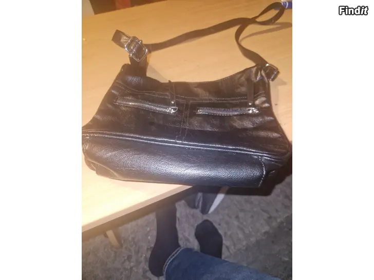 Säljes Svart axelväska i skinn med dragkedjor