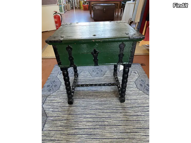 Myydään Jalallinen arkku 1600 - luvulta