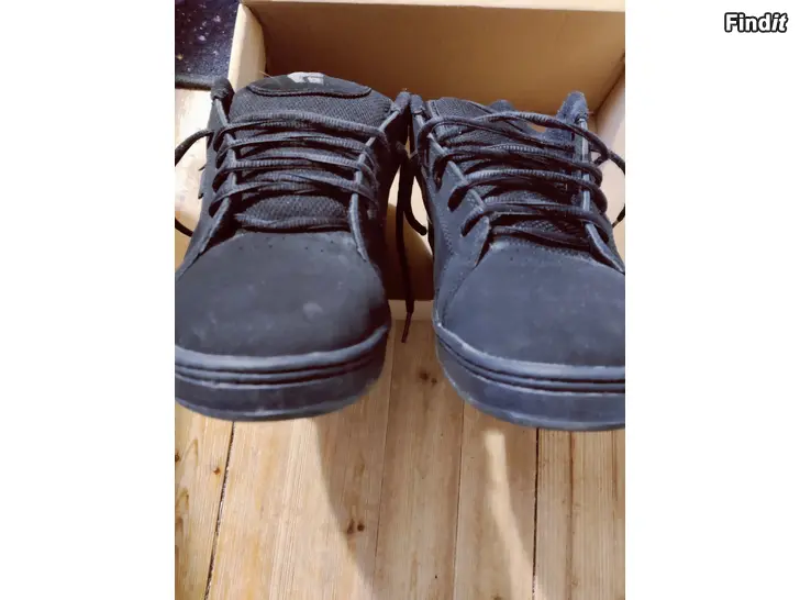 Myydään ETNIES Storlek 42