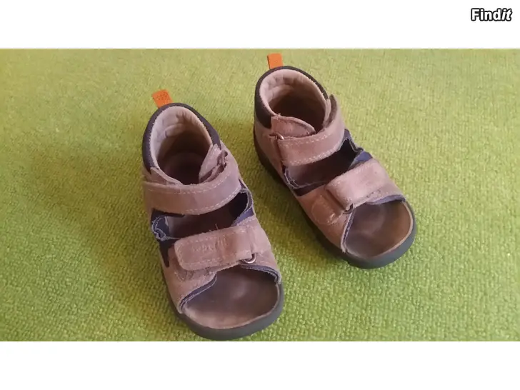 Myydään Superfit lasten sandaalit koko 23 -hinta 2e