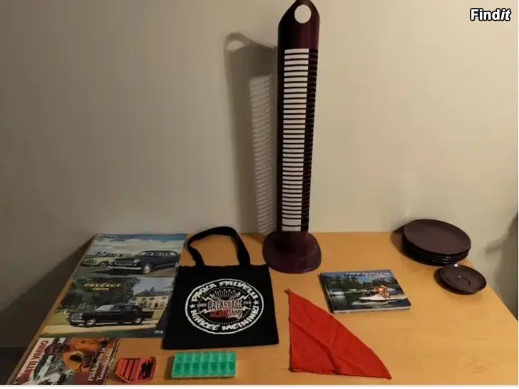 Myydään Tonttuhattu pahvitaulut