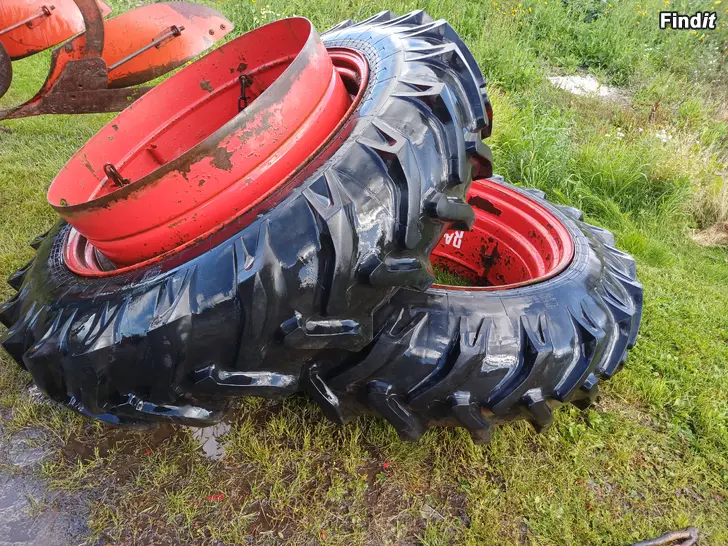 Säljes 13.6 38 takarenkaat
