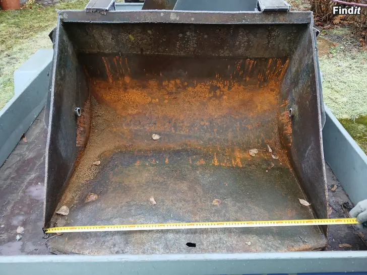 Säljes Kiinnikkeiden hinnalla VILSKE kauha jossa myös TRIMA kiinnitys