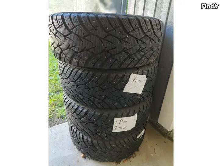 Myydään Renkaat 225/50R17 Dezent vanteilla