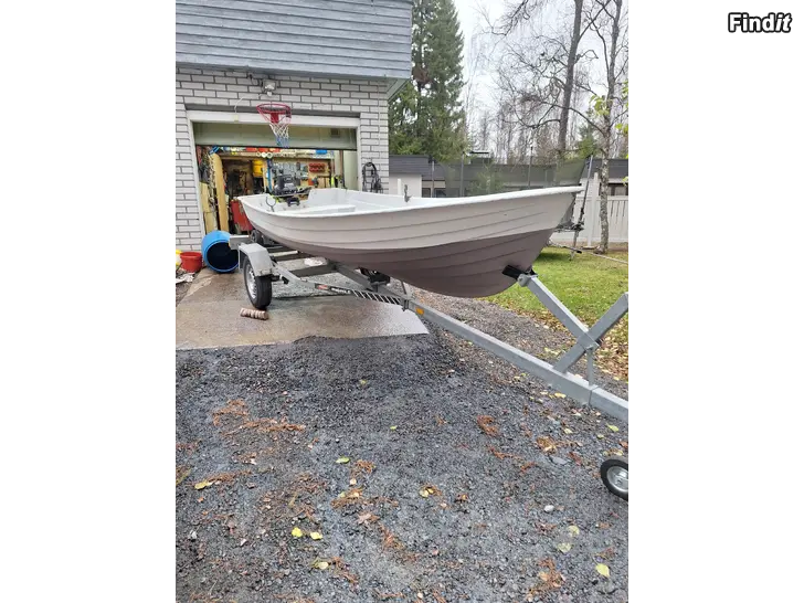 Myydään Roddbåt med motor/ Soutuvene moottorilla