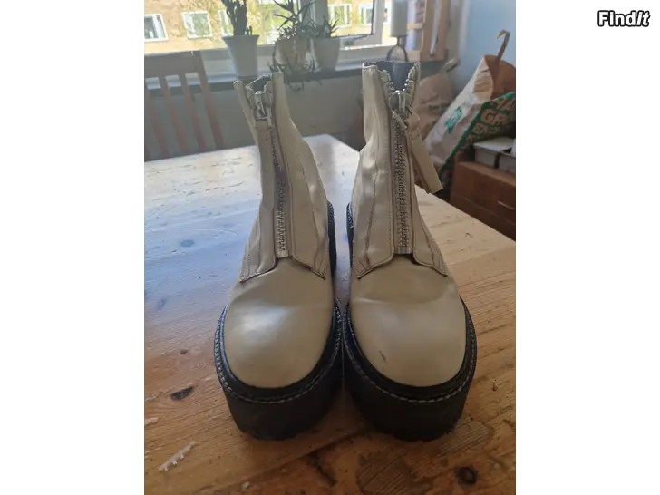 Myydään Boots st 36