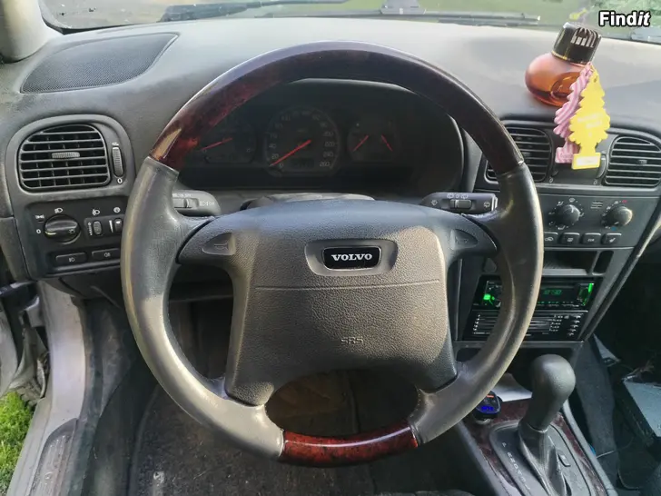 Myydään Volvo V40 jalopuuratti