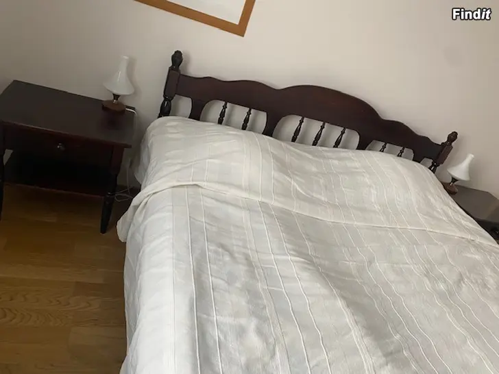 Säljes Dubbelsäng med sängbord säljes