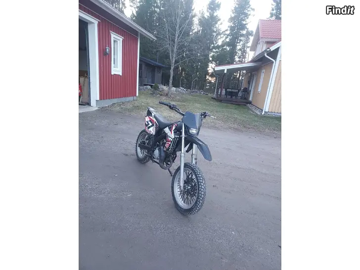 Säljes Rieju MRT moped bra projekt, bra ringar en heldel nytt i motorn.