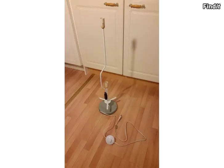 Myydään Jalkalamppu korkeus 85cm 2 lamppua ja jalkakytkin 5e