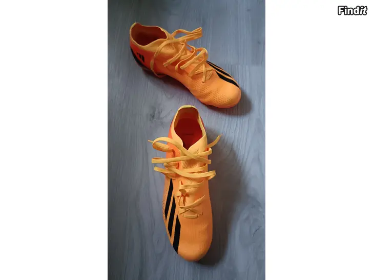 Myydään Jalkapallo kengät adidas