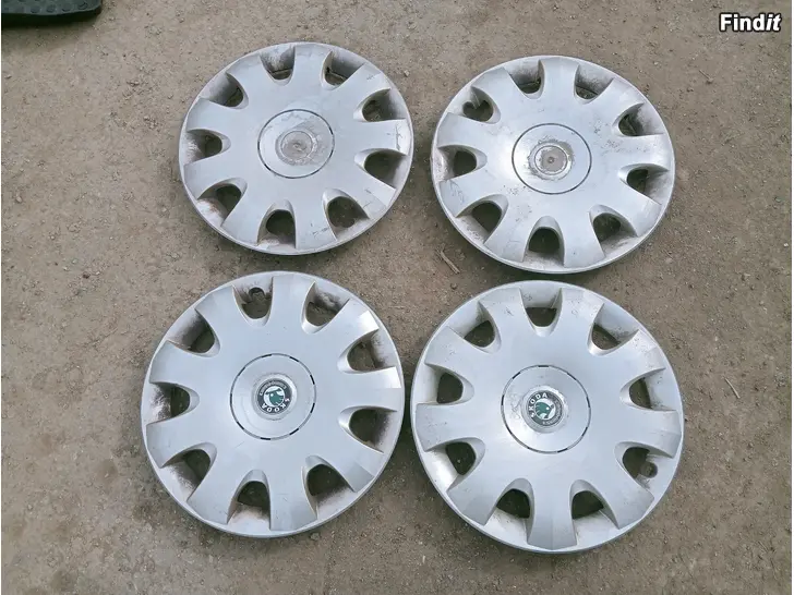 Myydään Skoda Octavia farmari 2008 omat pölykapselit , takaluukunmatto ja vararenkaan vaihtotarvikkeet