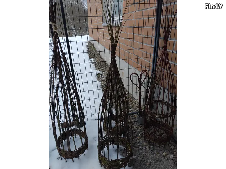 Myydään Punottu köynöskehikko / obeliski