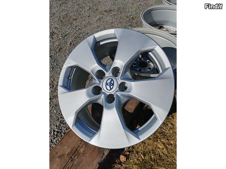 Säljes Toyota RAV 4 aluminium fälgar 17tum