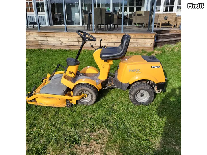 Myydään Stiga Park President 107  option som komplett paket med snöslunga och kedjor