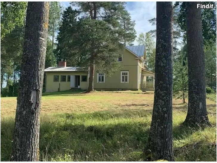 Säljes TILL SALU Stor tomt med gammalt stockhus