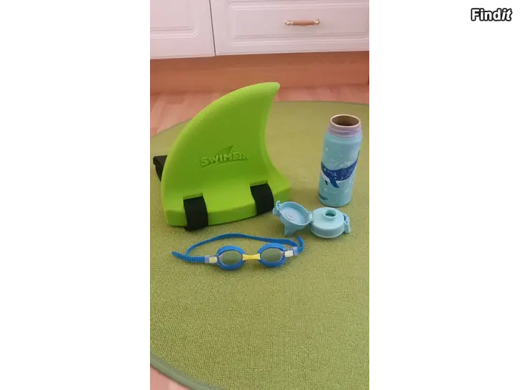 Myydään SWIMFIN haineväkelluke juomapullo ja uimalasit -hinta 17e