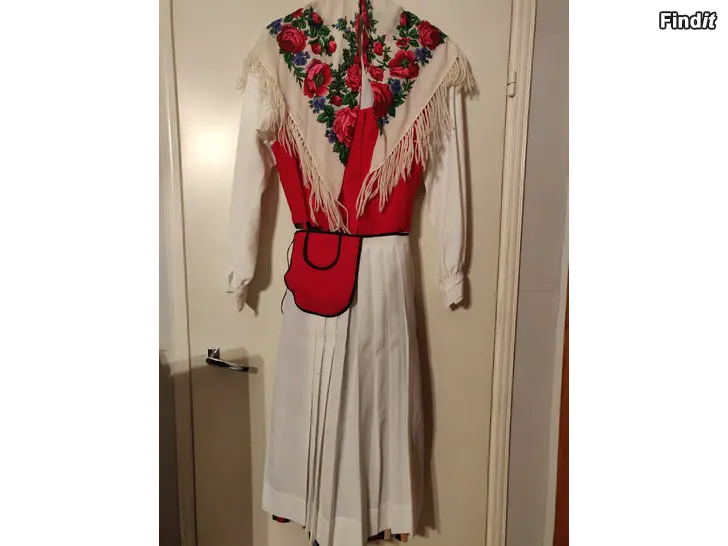 Säljes Pedersöre-folkdräkt med tillbehör