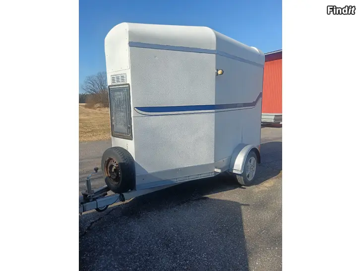 Säljes Umeå släpet Hästvagn, nybesiktigad