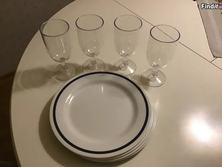 Säljes 4 st tallrikar och 4 st vinglas i plast för utflykt
