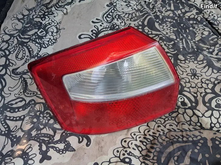 Myydään Audi A4 B6 Takavalo Vasen
