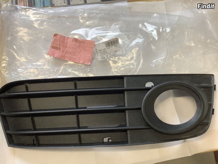 Myydään 8K0807682A sumuvalon ritilä oik.AUDI A4 B8