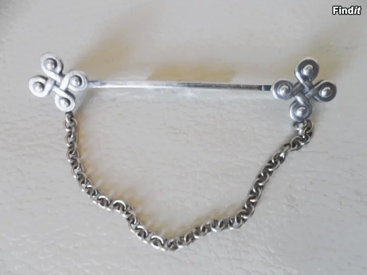 Säljes Kalevala Hannunvaakuna solmioneula Hopea