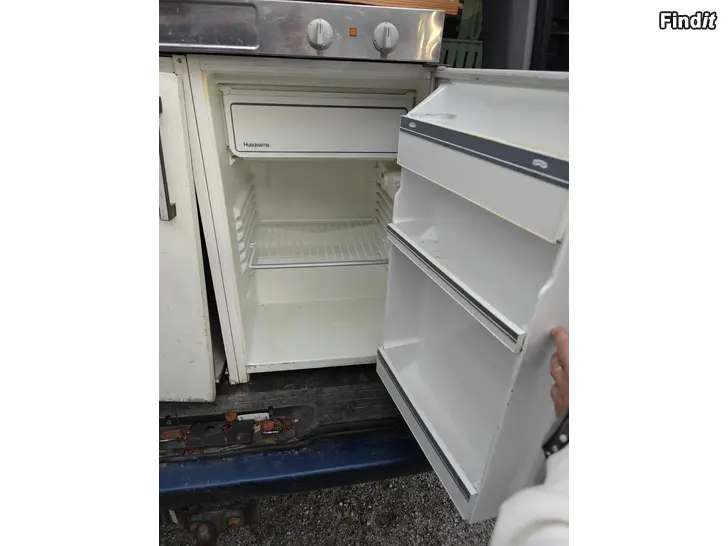 Säljes Litet kylskåp och handfat med kran