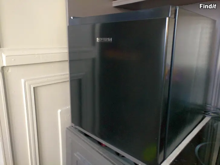 Myydään Svart 45 liters Severin KB8879 minikylskåp