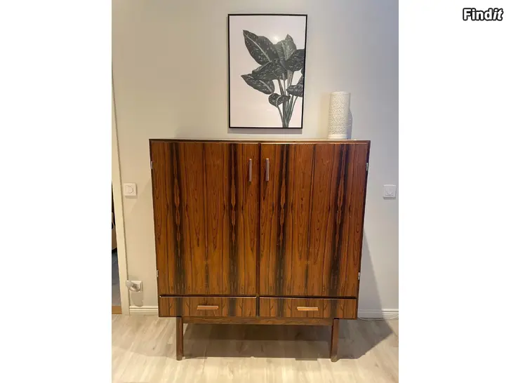 Säljes Stiligt barskåp av Axel Christensen