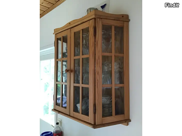 Säljes Vitrinskåp i trä / Puinen vitriinikaappi