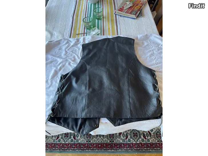 Säljes Väst skinn SWEDISH BIKER STYLE svart väst, storlek 2XL