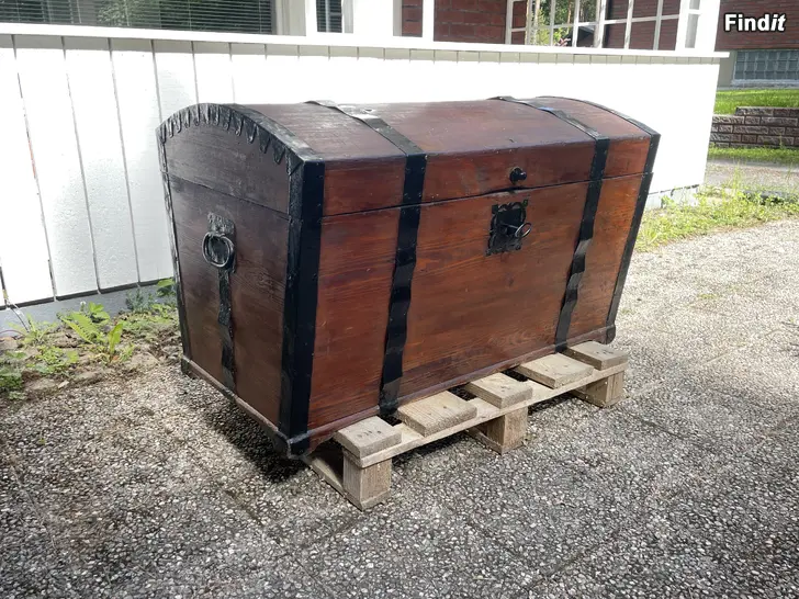 Myydään Vanha arkku