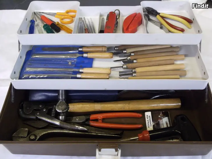Myydään 40 pientä työkaluja ja meisseleitä