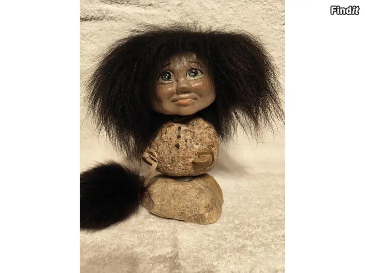 Säljes Sten-troll kvinna- Kivipeikko nainen svarthårig, mustatukkainen Höjd, korkeus 20cm