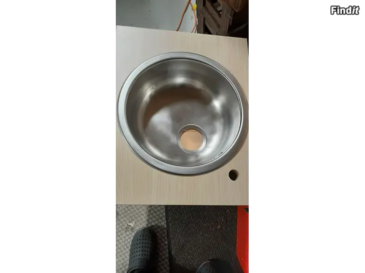 Myydään tallin siivousta