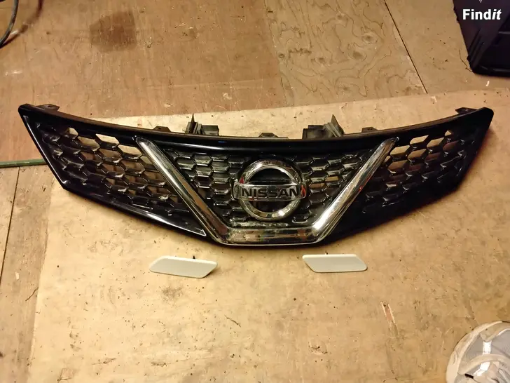 Myydään Nissan Pulasr maski 2015