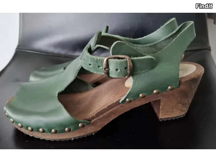Säljes Mörkgröna träskor /sandaler , Moheda, stlk 39